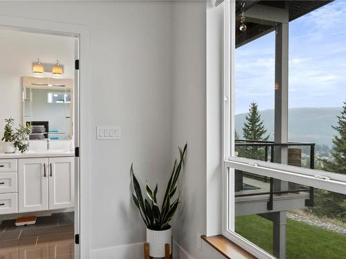 2510 Highlands Drive, Blind Bay, BC - Indoor Photo Showing Other Room