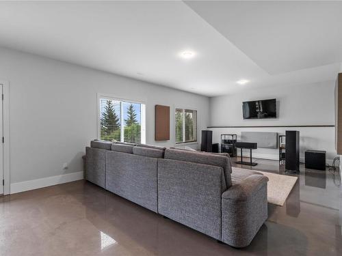 2510 Highlands Drive, Blind Bay, BC - Indoor Photo Showing Living Room