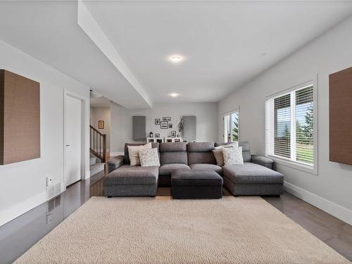 2510 Highlands Drive, Blind Bay, BC - Indoor Photo Showing Living Room