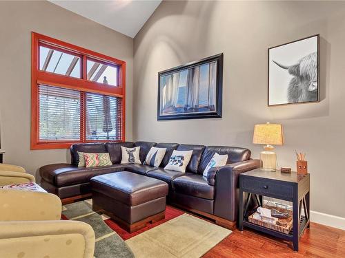 96-9845 Eastside Road, Vernon, BC - Indoor Photo Showing Living Room