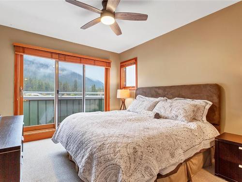 96-9845 Eastside Road, Vernon, BC - Indoor Photo Showing Bedroom