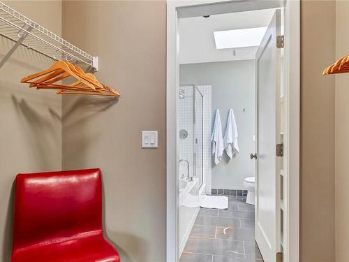 96-9845 Eastside Road, Vernon, BC - Indoor Photo Showing Bathroom