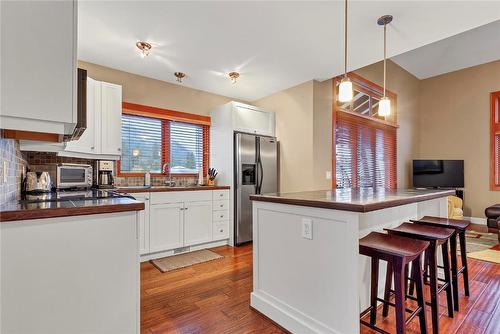 96-9845 Eastside Road, Vernon, BC - Indoor Photo Showing Kitchen With Double Sink