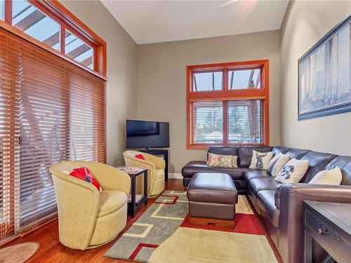 96-9845 Eastside Road, Vernon, BC - Indoor Photo Showing Living Room