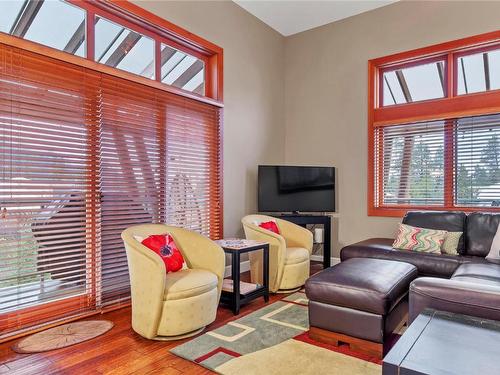 96-9845 Eastside Road, Vernon, BC - Indoor Photo Showing Living Room