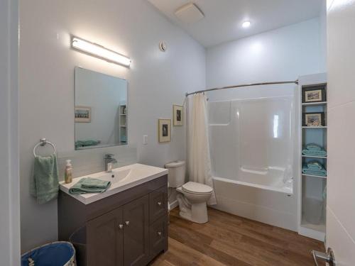 209 Ricard Place, Okanagan Falls, BC - Indoor Photo Showing Bathroom