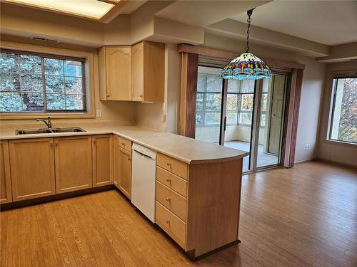 316-3335 Richter Street, Kelowna, BC - Indoor Photo Showing Kitchen With Double Sink