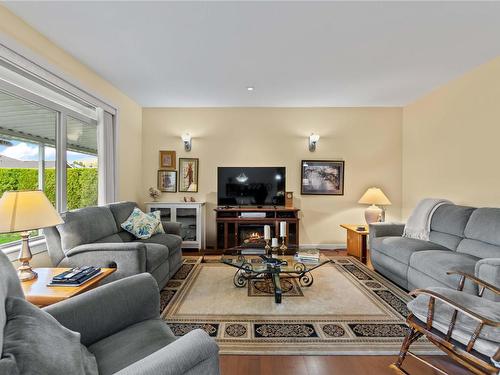19-6450 Okanagan Landing Road, Vernon, BC - Indoor Photo Showing Living Room
