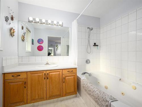 4204 Cascade Drive, Vernon, BC - Indoor Photo Showing Bathroom