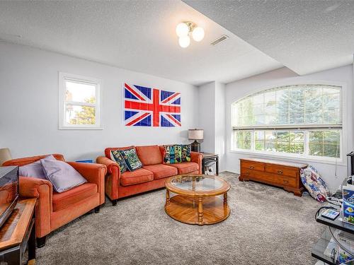 4204 Cascade Drive, Vernon, BC - Indoor Photo Showing Living Room