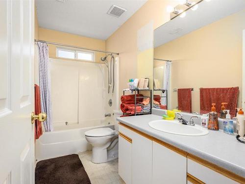 4204 Cascade Drive, Vernon, BC - Indoor Photo Showing Bathroom