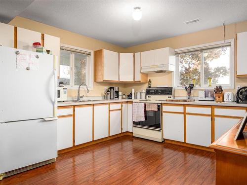 4204 Cascade Drive, Vernon, BC - Indoor Photo Showing Kitchen