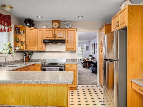 4204 Cascade Drive, Vernon, BC - Indoor Photo Showing Kitchen With Double Sink