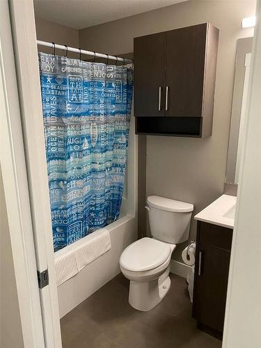 335-925 Leon Avenue, Kelowna, BC - Indoor Photo Showing Bathroom