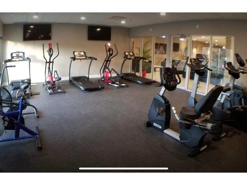 335-925 Leon Avenue, Kelowna, BC - Indoor Photo Showing Gym Room