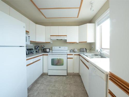 3-4303 27Th Avenue, Vernon, BC - Indoor Photo Showing Kitchen With Double Sink