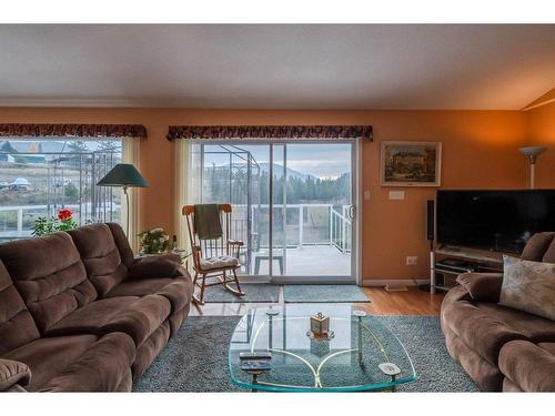 44-1840 Oliver Ranch Road, Okanagan Falls, BC - Indoor Photo Showing Living Room