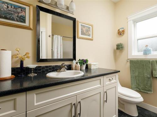 2097 Acorn Crescent, West Kelowna, BC - Indoor Photo Showing Bathroom
