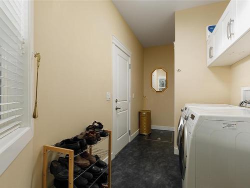 2097 Acorn Crescent, West Kelowna, BC - Indoor Photo Showing Laundry Room