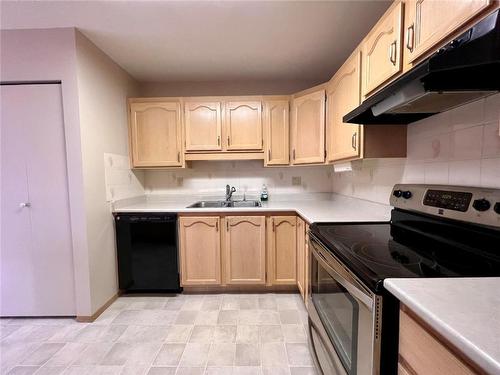 401-195 Warren Avenue, Penticton, BC - Indoor Photo Showing Kitchen With Double Sink