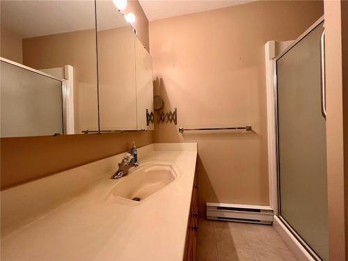 401-195 Warren Avenue, Penticton, BC - Indoor Photo Showing Bathroom