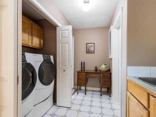 3370 Slater Road, Kelowna, BC - Indoor Photo Showing Laundry Room