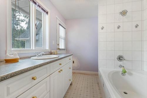 3370 Slater Road, Kelowna, BC - Indoor Photo Showing Bathroom