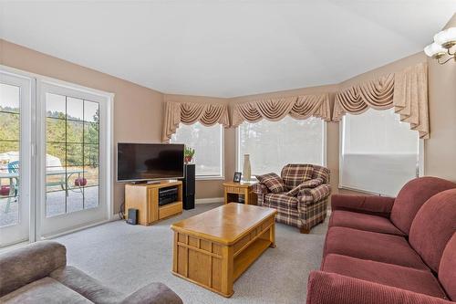 3370 Slater Road, Kelowna, BC - Indoor Photo Showing Living Room