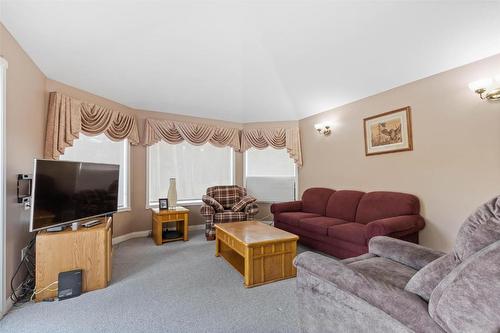 3370 Slater Road, Kelowna, BC - Indoor Photo Showing Living Room