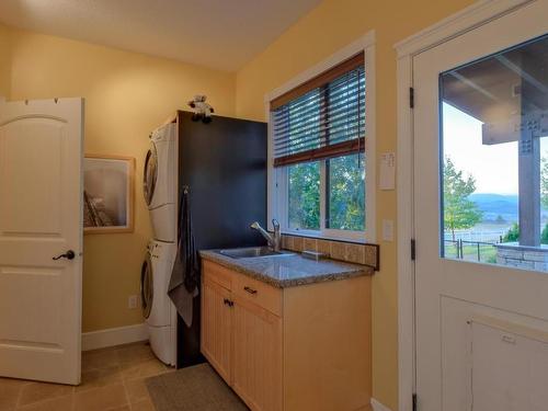 1052 Webster Road, Kelowna, BC - Indoor Photo Showing Laundry Room