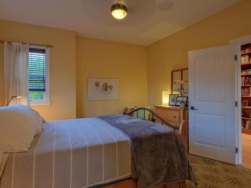 1052 Webster Road, Kelowna, BC - Indoor Photo Showing Bedroom