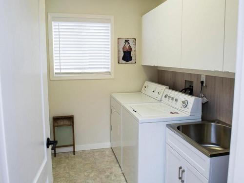 102-394 Vancouver Avenue, Penticton, BC - Indoor Photo Showing Laundry Room