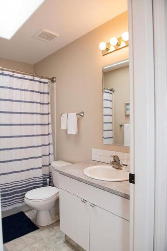 102-394 Vancouver Avenue, Penticton, BC - Indoor Photo Showing Bathroom