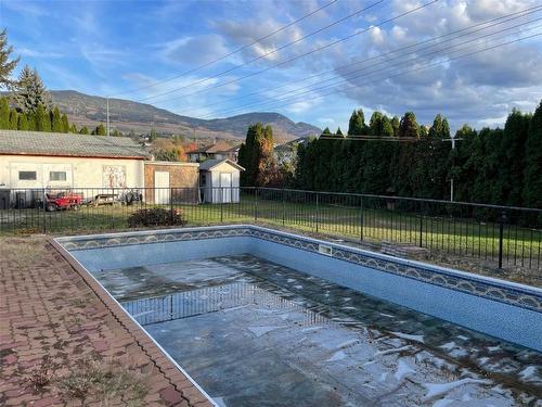 375 Edith Gay Road, Kelowna, BC - Outdoor With In Ground Pool