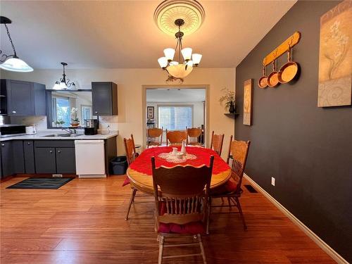 375 Edith Gay Road, Kelowna, BC - Indoor Photo Showing Dining Room