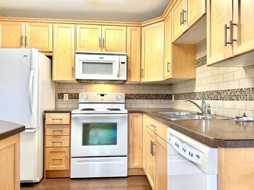 106-284 Yorkton Avenue, Penticton, BC - Indoor Photo Showing Kitchen With Double Sink
