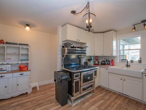 6177 Okanagan Avenue, Vernon, BC - Indoor Photo Showing Kitchen