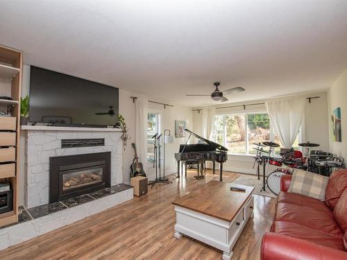 6177 Okanagan Avenue, Vernon, BC - Indoor Photo Showing Living Room With Fireplace
