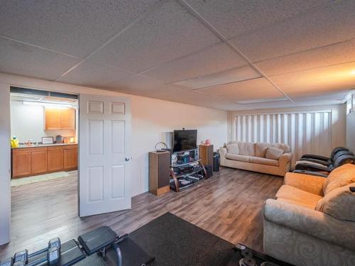 300 Jones Way Road, Oliver, BC - Indoor Photo Showing Living Room