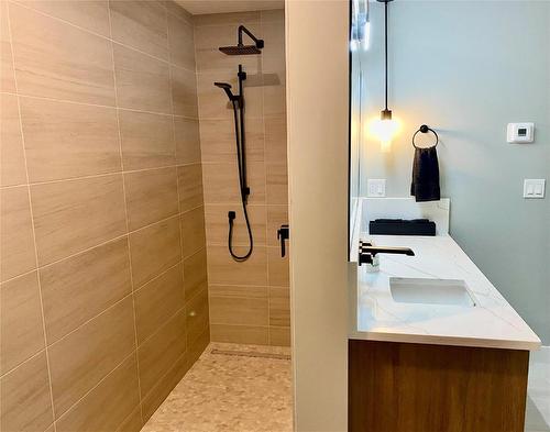 975 Mt Burnham Road, Vernon, BC - Indoor Photo Showing Bathroom