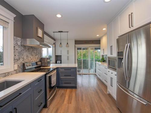 1405 39 B Avenue, Vernon, BC - Indoor Photo Showing Kitchen With Upgraded Kitchen