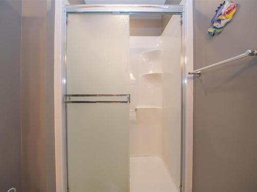 1405 39 B Avenue, Vernon, BC - Indoor Photo Showing Bathroom