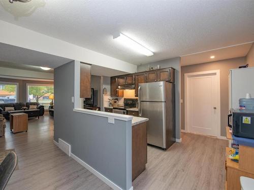 1405 39 B Avenue, Vernon, BC - Indoor Photo Showing Kitchen