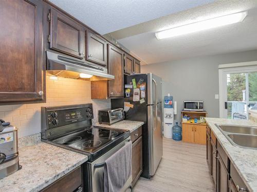 1405 39 B Avenue, Vernon, BC - Indoor Photo Showing Kitchen With Double Sink