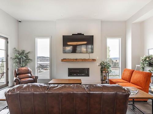 1849 Viewpoint Crescent, West Kelowna, BC - Indoor Photo Showing Living Room With Fireplace