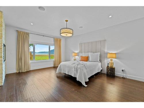 841 Harbourfront Drive, Salmon Arm, BC - Indoor Photo Showing Bedroom