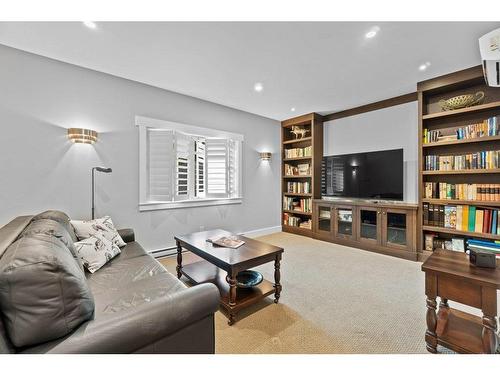 841 Harbourfront Drive, Salmon Arm, BC - Indoor Photo Showing Living Room