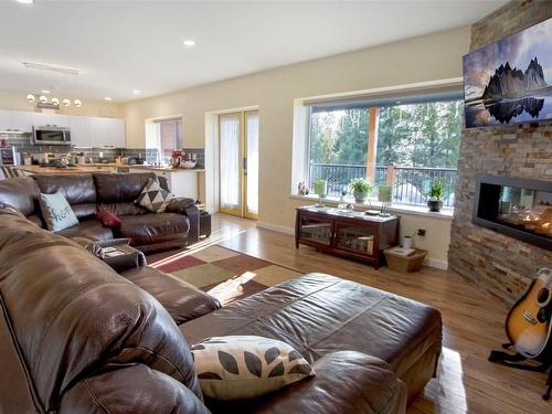 295 Mule Deer Drive, Osoyoos, BC - Indoor Photo Showing Living Room With Fireplace