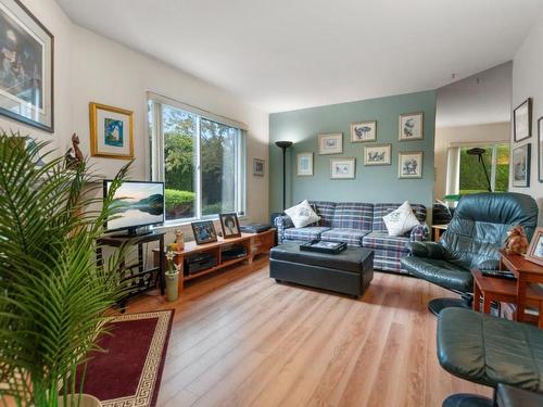 424 Ridge Road, Penticton, BC - Indoor Photo Showing Living Room