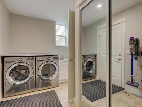 2020 Elkridge Drive, West Kelowna, BC - Indoor Photo Showing Laundry Room